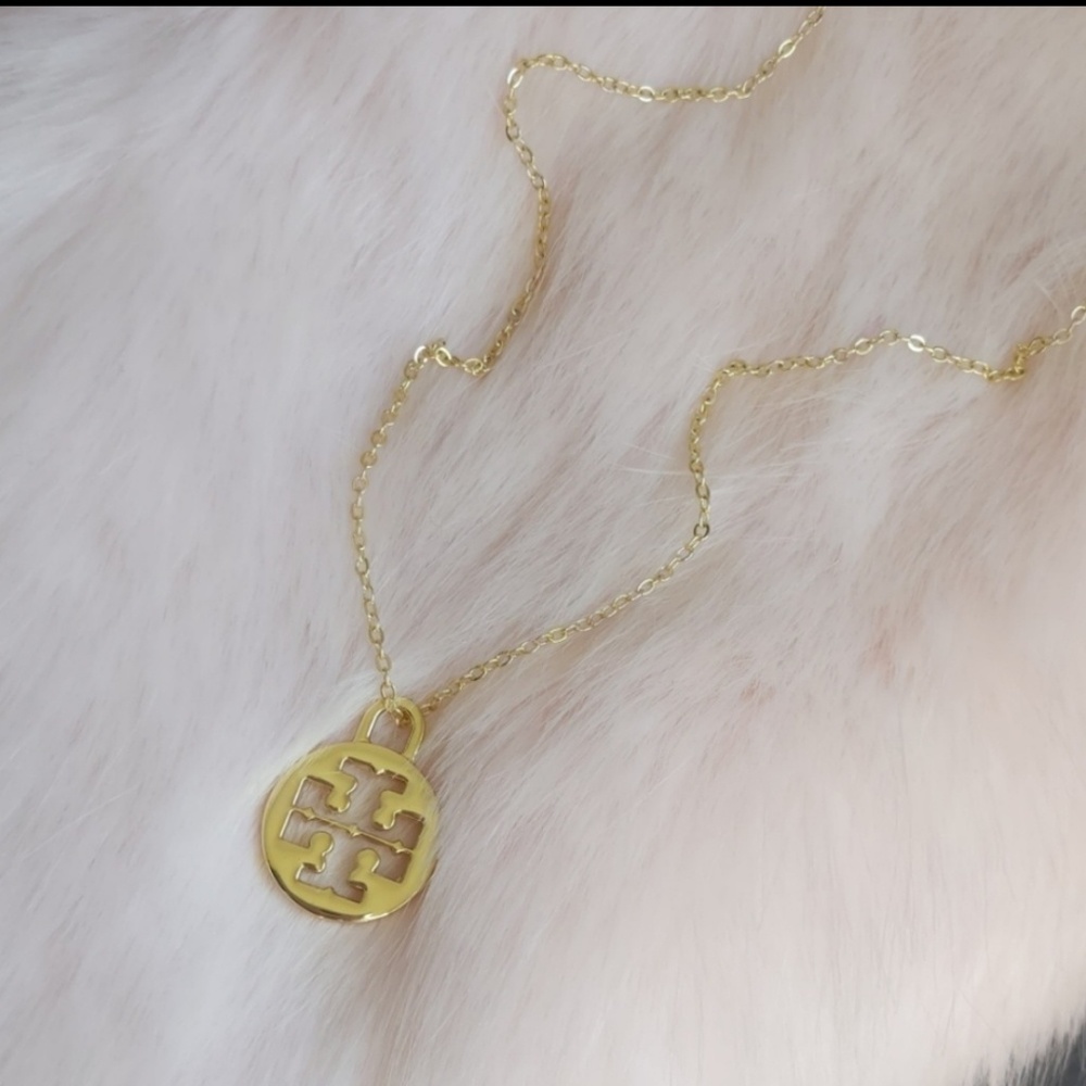 Tory Burch Logo Pendant Necklace NWOT - Picture 3 of 8